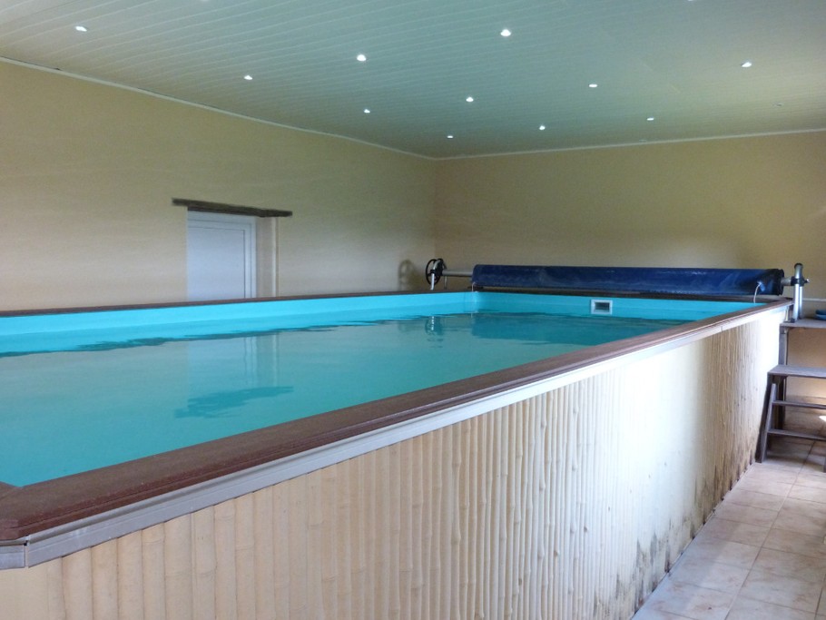 Autre vue de la piscine, elle est construite en béton, profonde d'1m10 elle dispose d'un rebord intérieur haut de 50cm. Le local ferme à clé pour la sécurité des enfants.