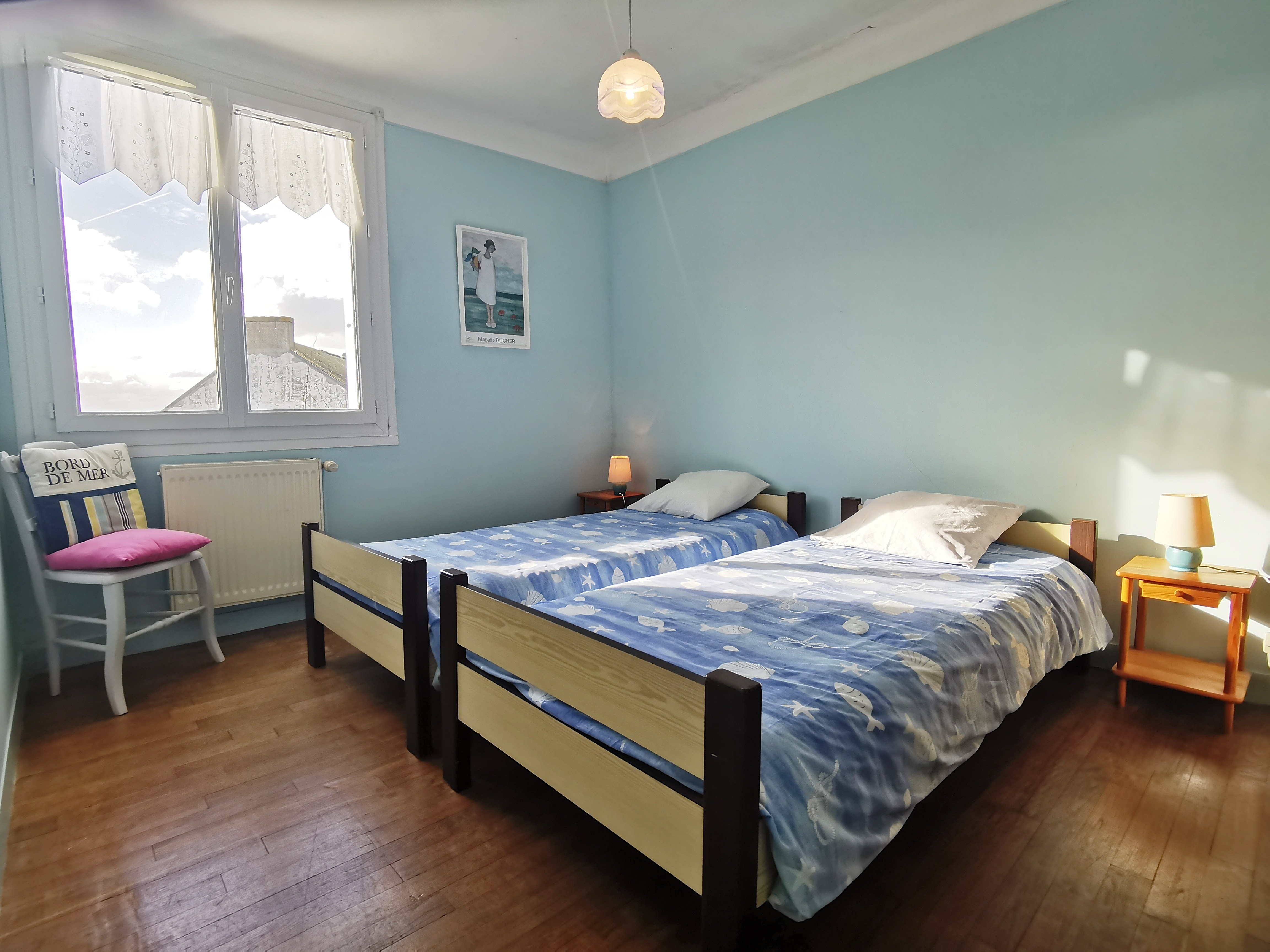 Bedroom 2: 2 single beds