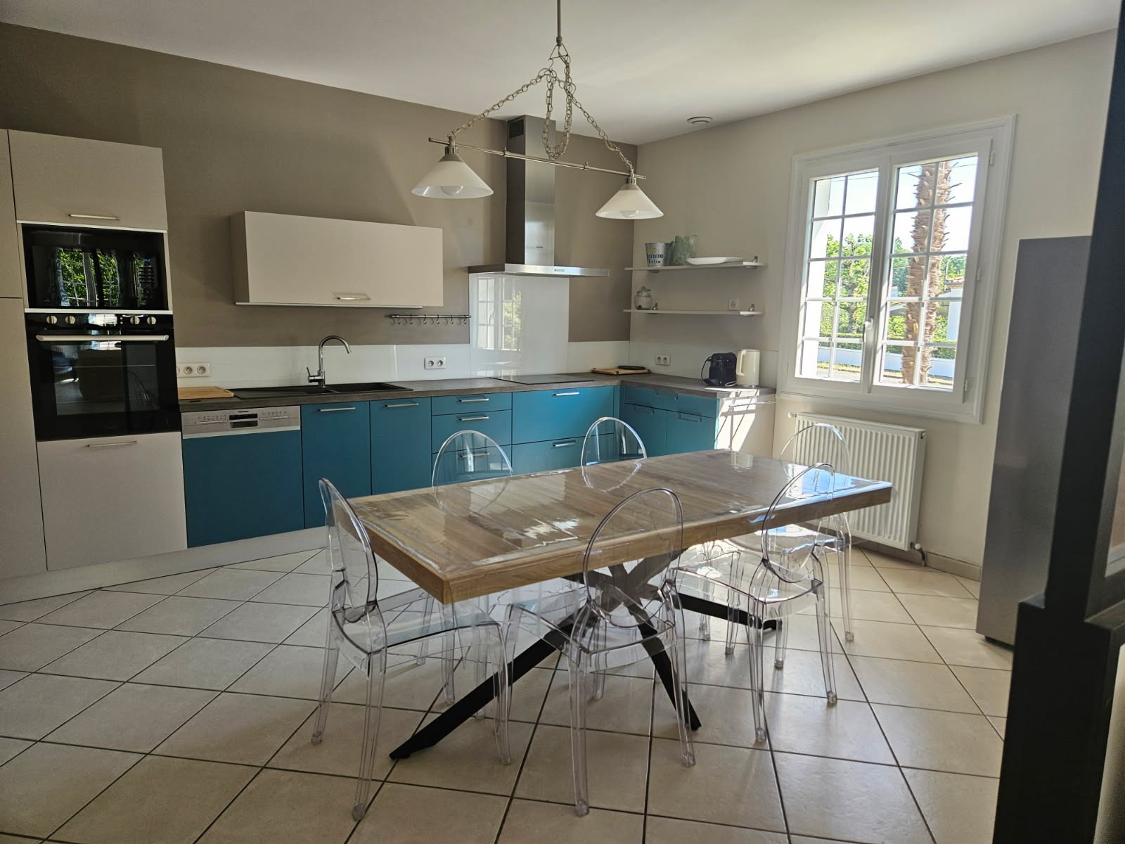 Cuisine équipée avec espace repas