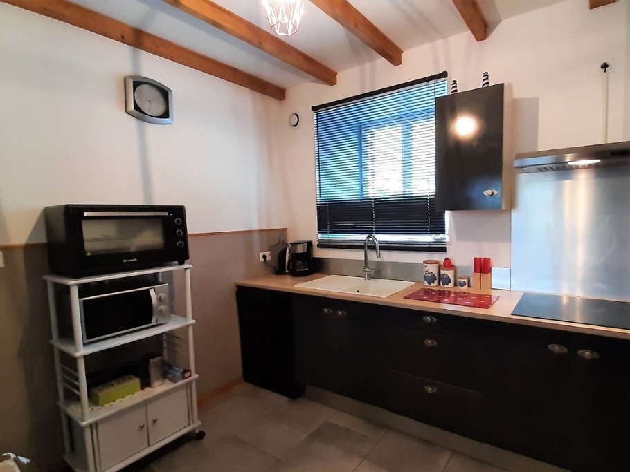 Rez-de-chaussée : cuisine équipée + cellier