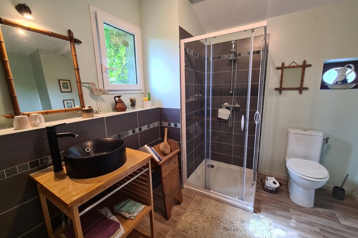 La salle d'eau privative avec WC ouverte sur la chambre d'hôtes Le Luquet