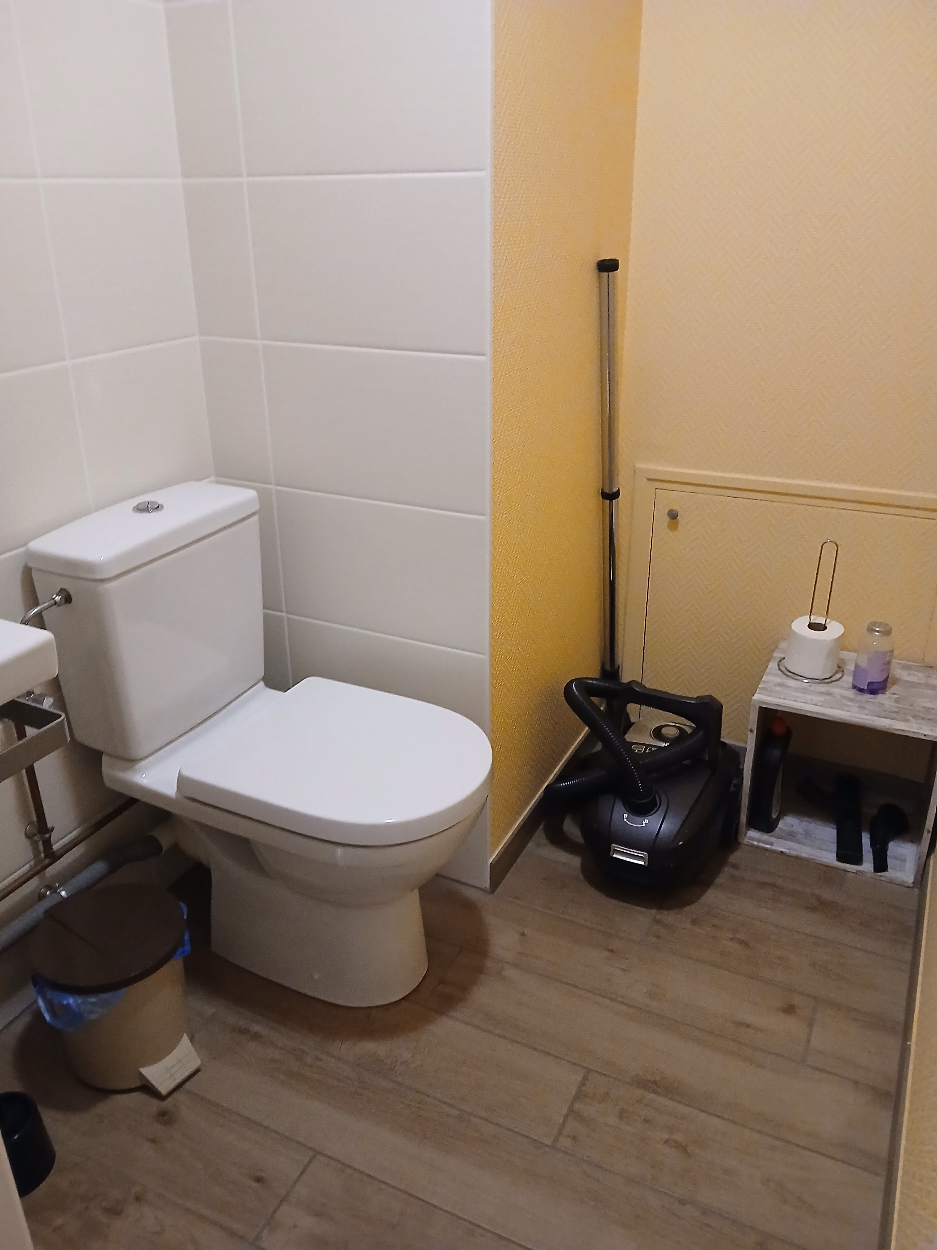 2ndWC upstairs