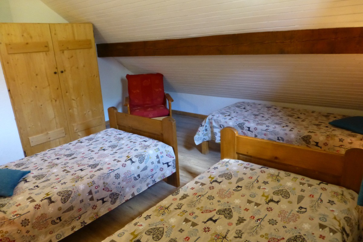 La chambre 2 avec 3 lits de 90