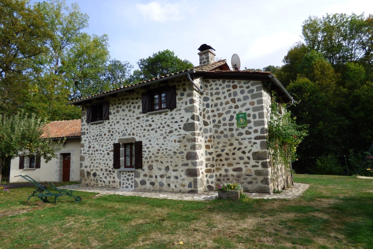 Maison familiale avec jardin à Saint-Étienne-de-Carlat, Cantal