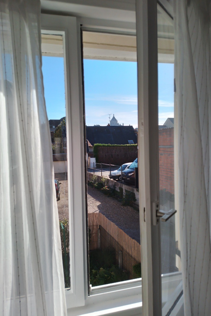 Vue arrière depuis les chambre vers la Basilique