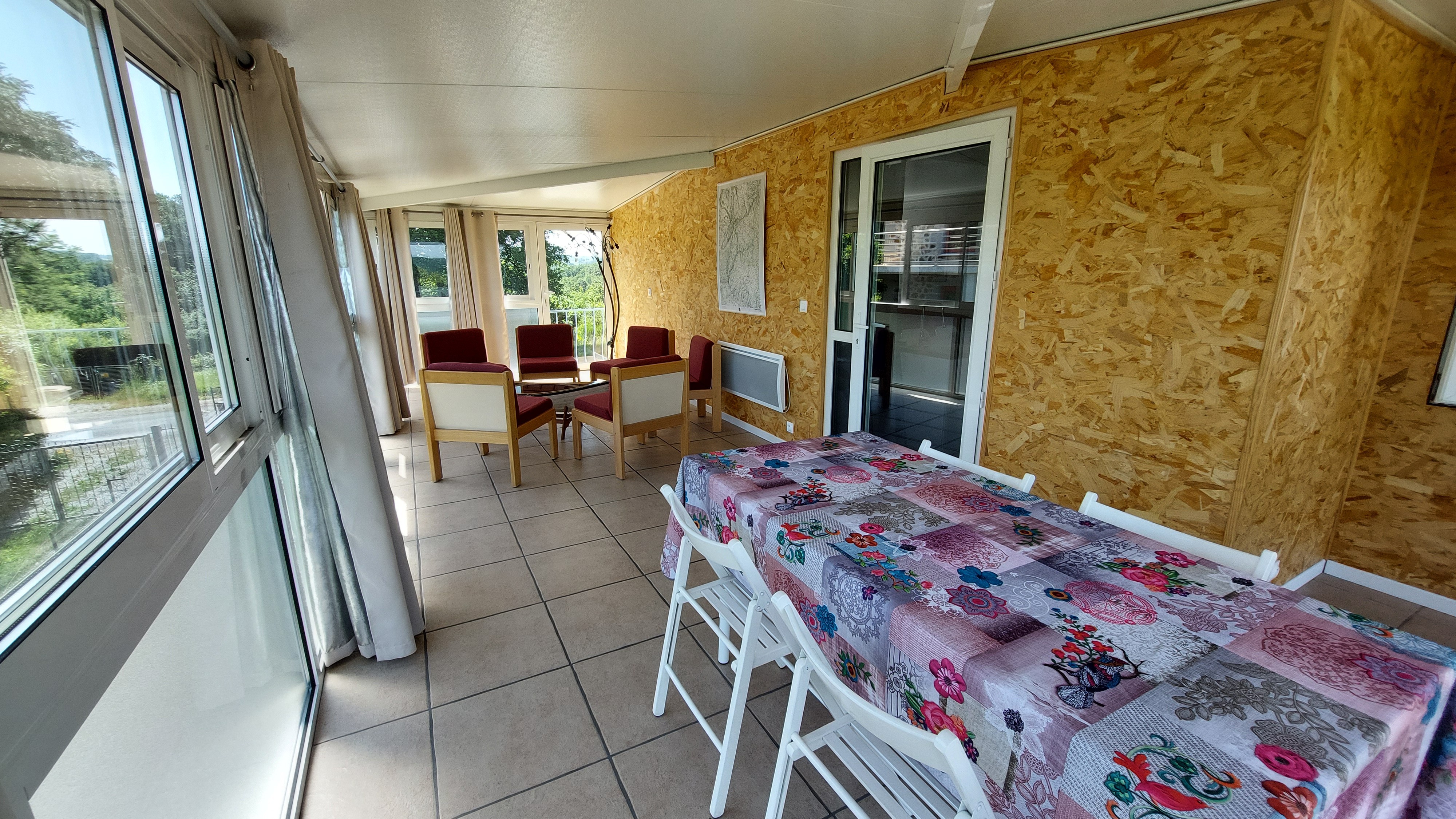 Coin repas dans la véranda du gîte Lilas à La Villa aux Fleurs