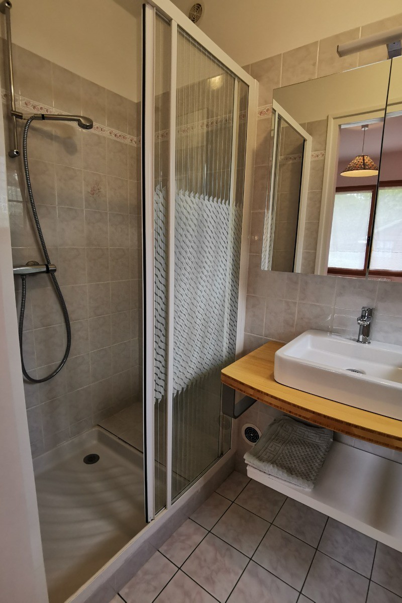 Salle d'eau communicante à la chambre