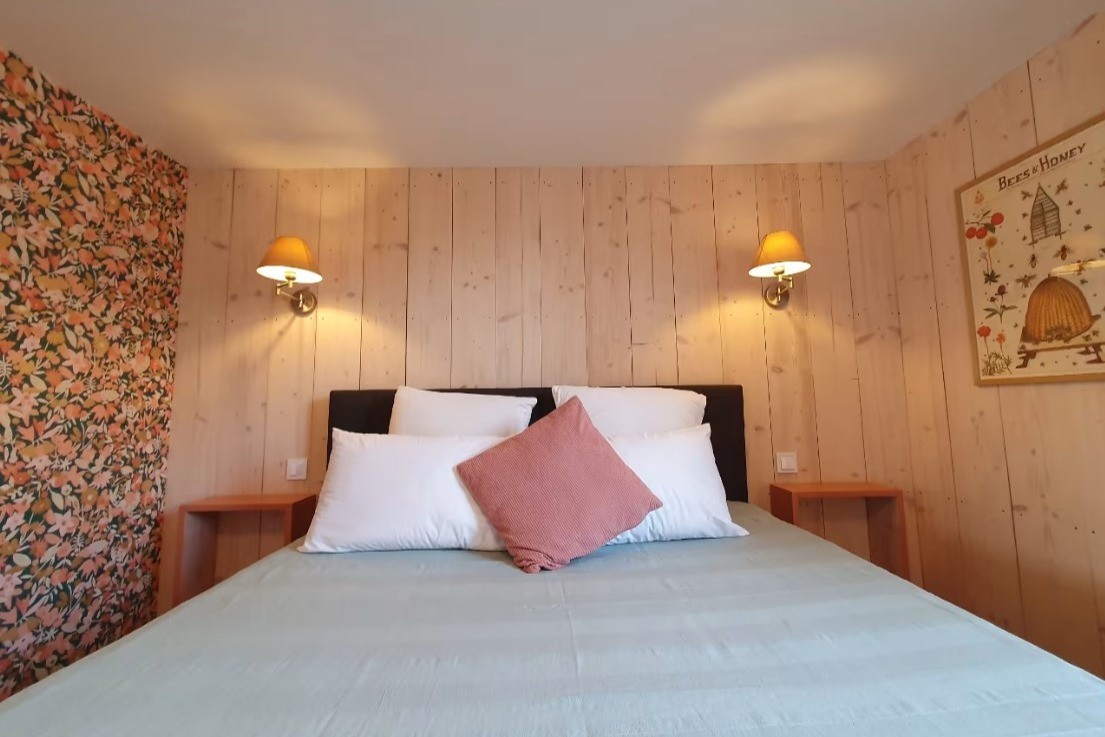 Chambre indépendante de plain-pied avec lit queen size 160x200, dressing et bureau / coiffeuse