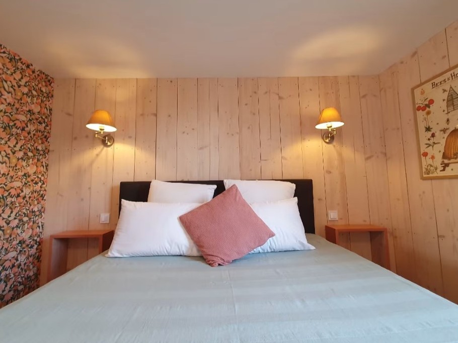 Chambre indépendante de plain-pied avec lit queen size 160x200, dressing et bureau / coiffeuse