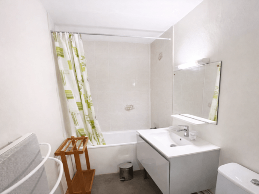 bathroom Vanity unit + bath