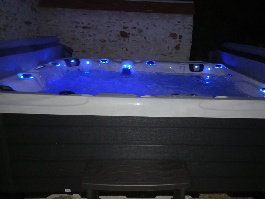 spa privatif extérieur en nocturne