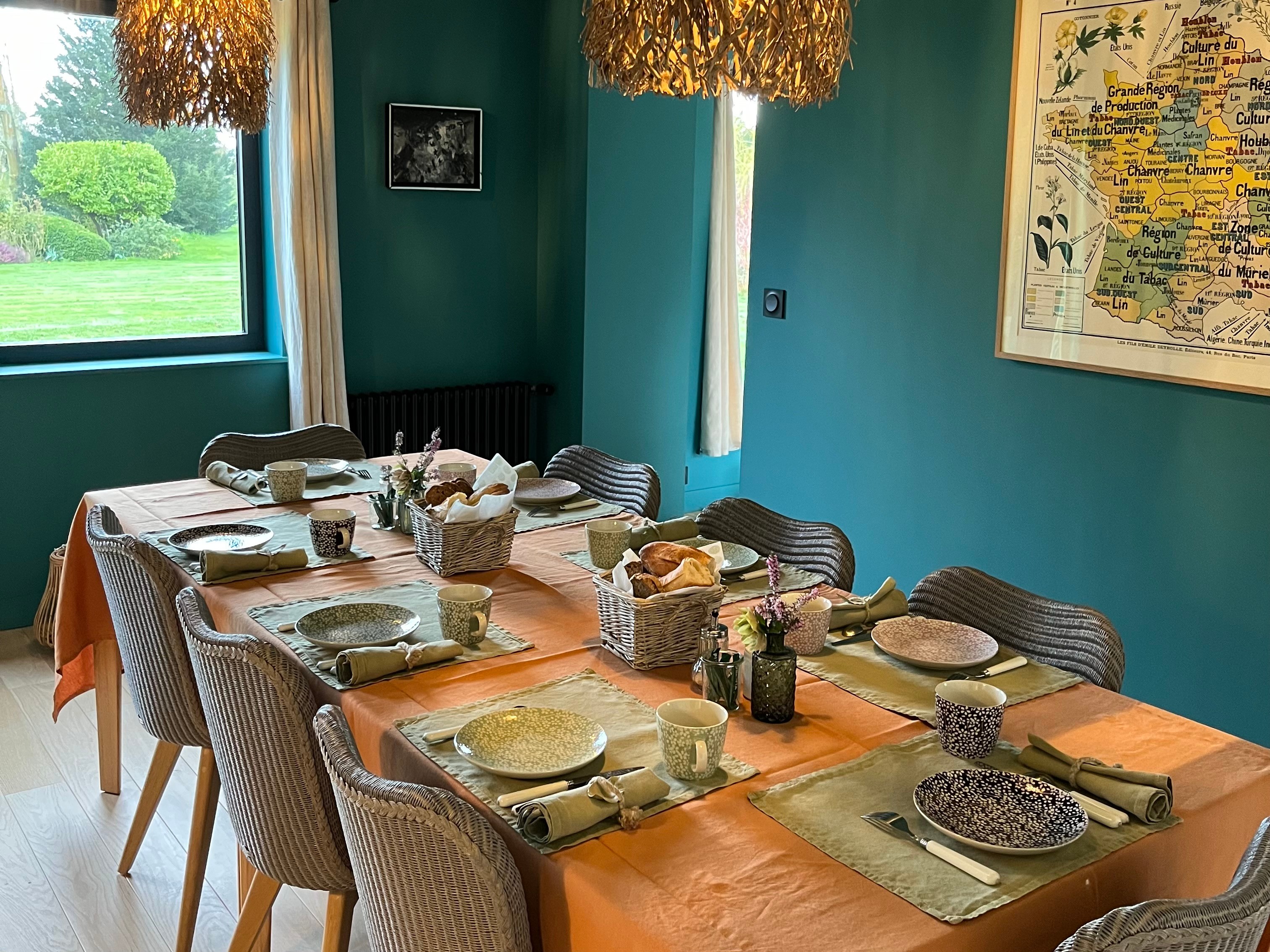 grande table de petit déjeuner, vue sur le jardin