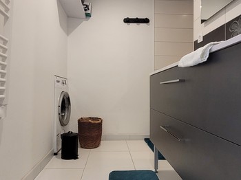 Ancre Violette, 2-people flat, ground floor, shower room with walk-in shower, washbasin and WC