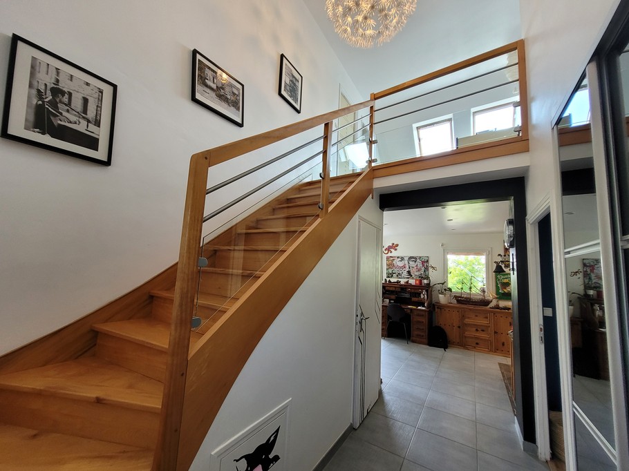 Escalier et couloir à l'entrée