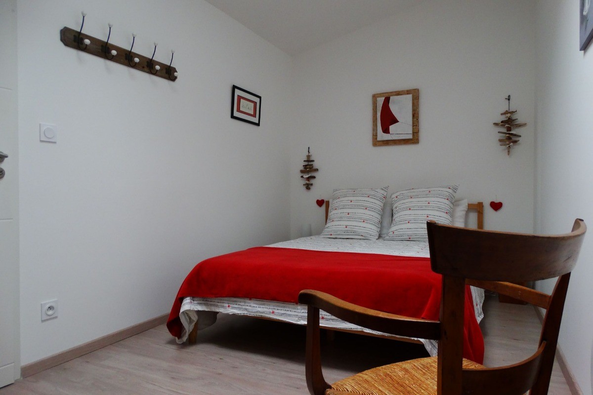 Chambre 2 avec un lit en 140