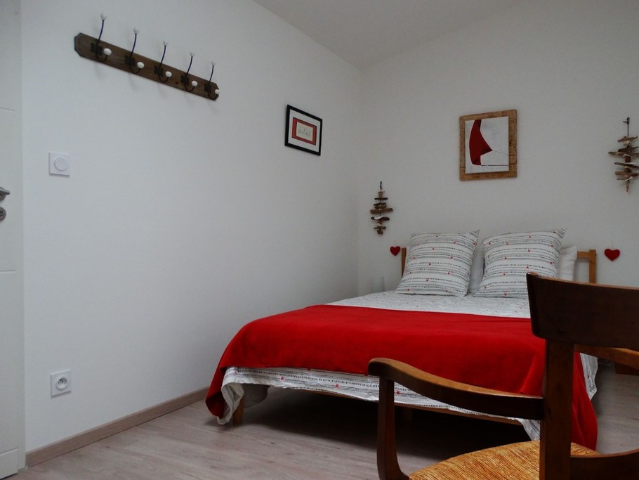 Chambre 2 avec un lit en 140