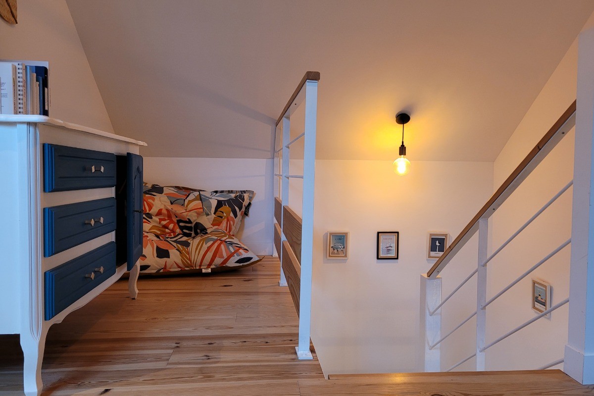Le Saint, Location, Clévacances, Quemper-Guezennec, mezzanine étage avec canapé lit
