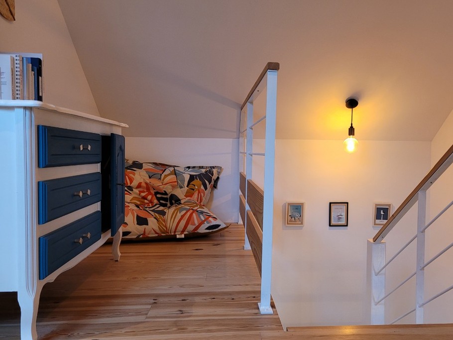 Le Saint, Location, Clévacances, Quemper-Guezennec, mezzanine étage avec canapé lit