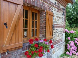 Fenêtre de cuisine donnant sur le parking