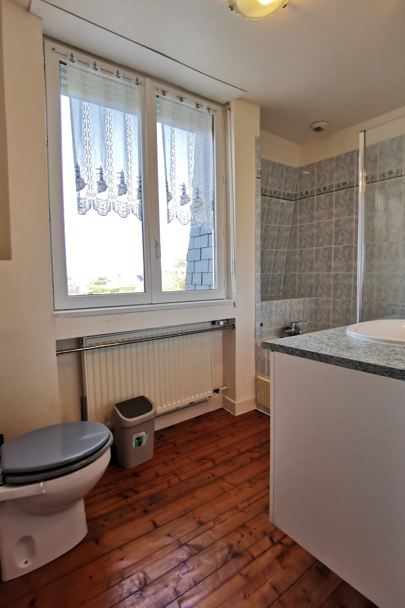 Salle de bain avec WC