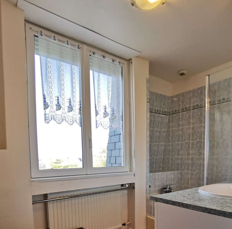 Salle de bain avec WC