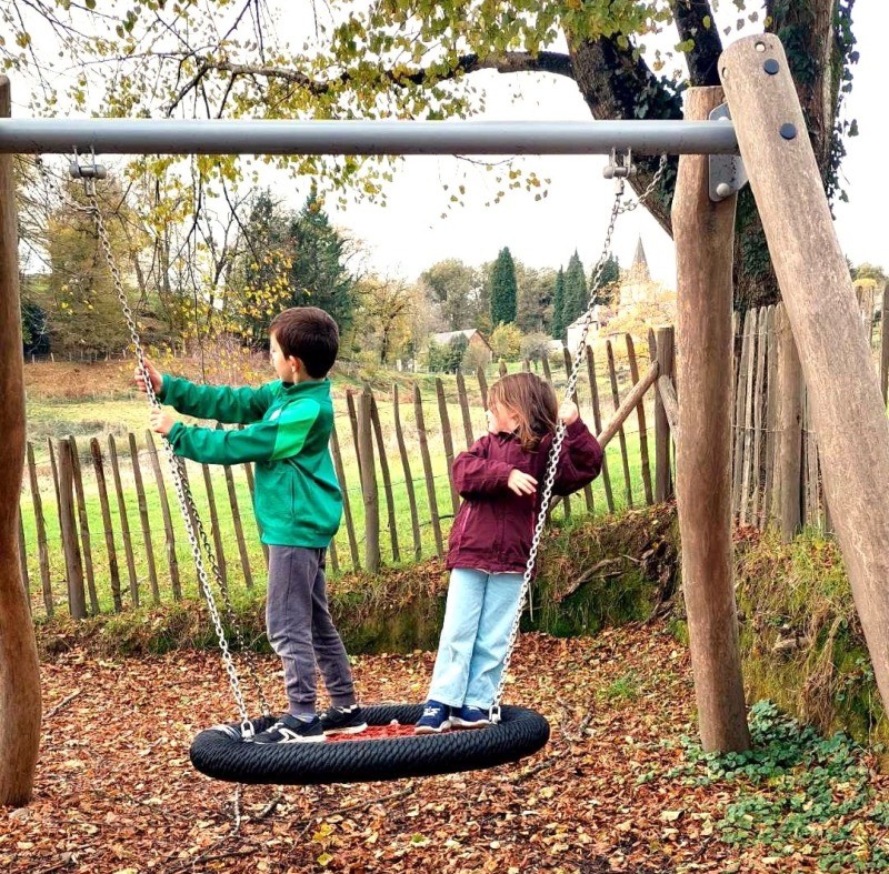 Jeux enfants proximité étang GITE LE GAULIAT 19 CORREZE CLEVACANCES