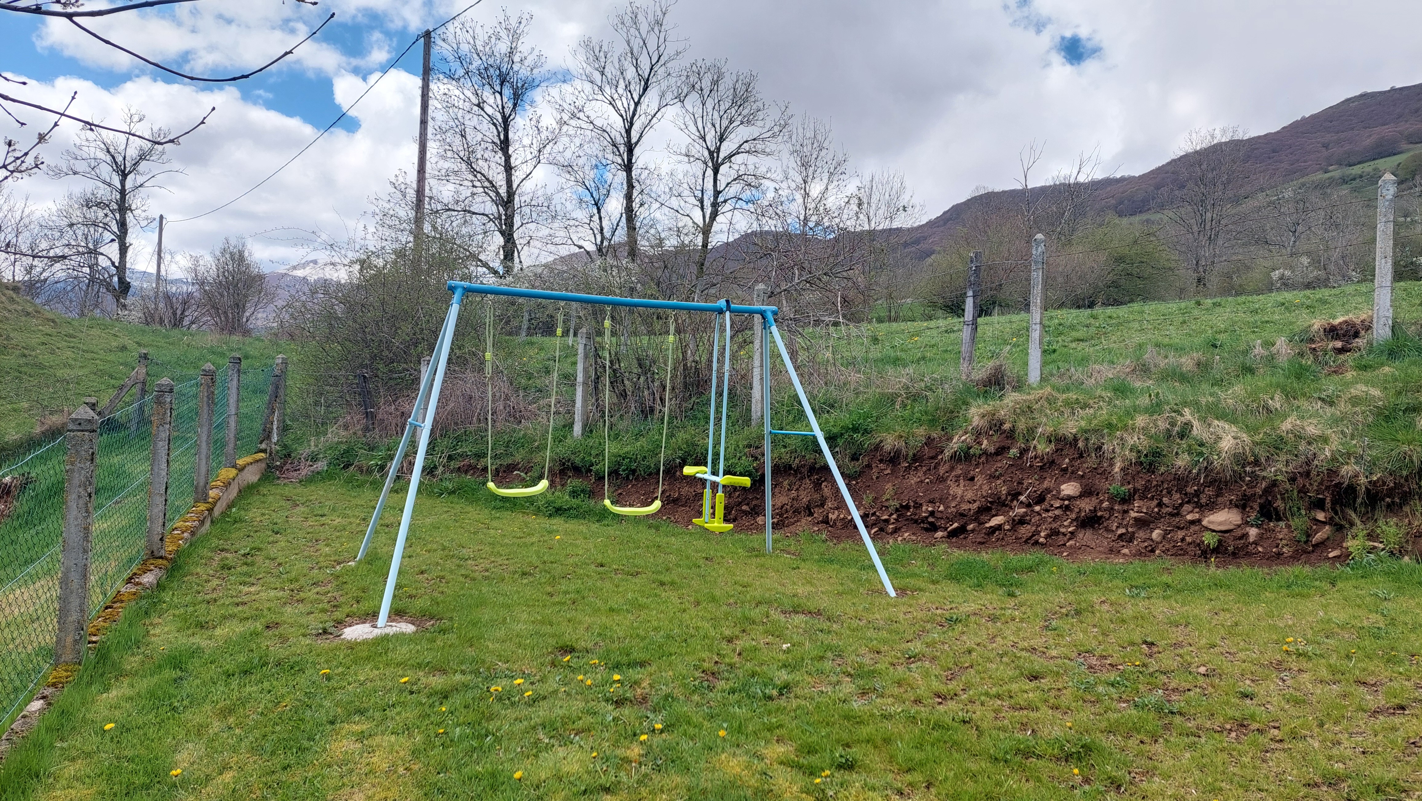 garden with swing for children gîte Cantal