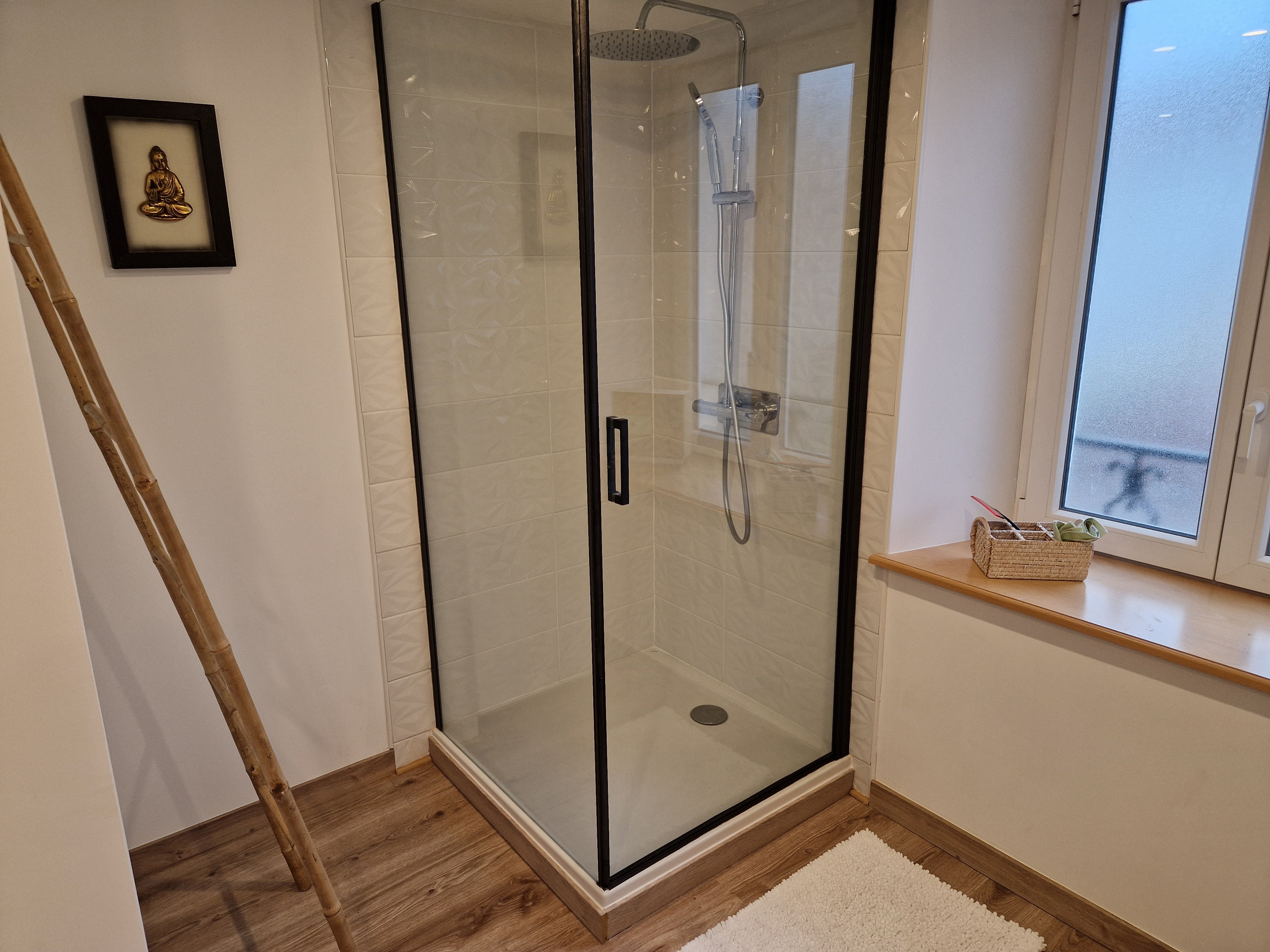 Salle d'eau avec douche spacieuse - Gite des Vignes