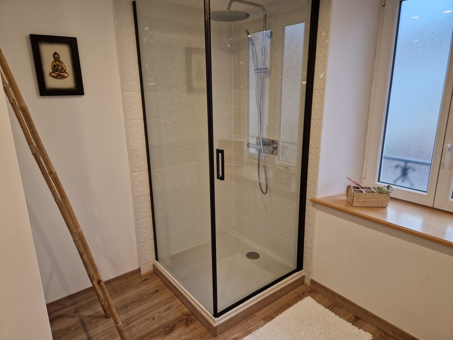 Salle d'eau avec douche spacieuse - Gite des Vignes