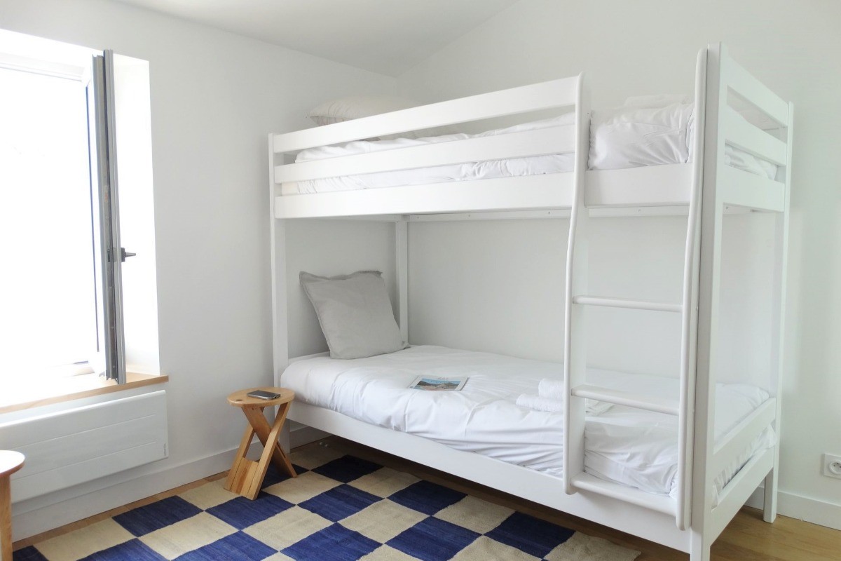 Coin nuit à l'étage avec 4 lits superposés