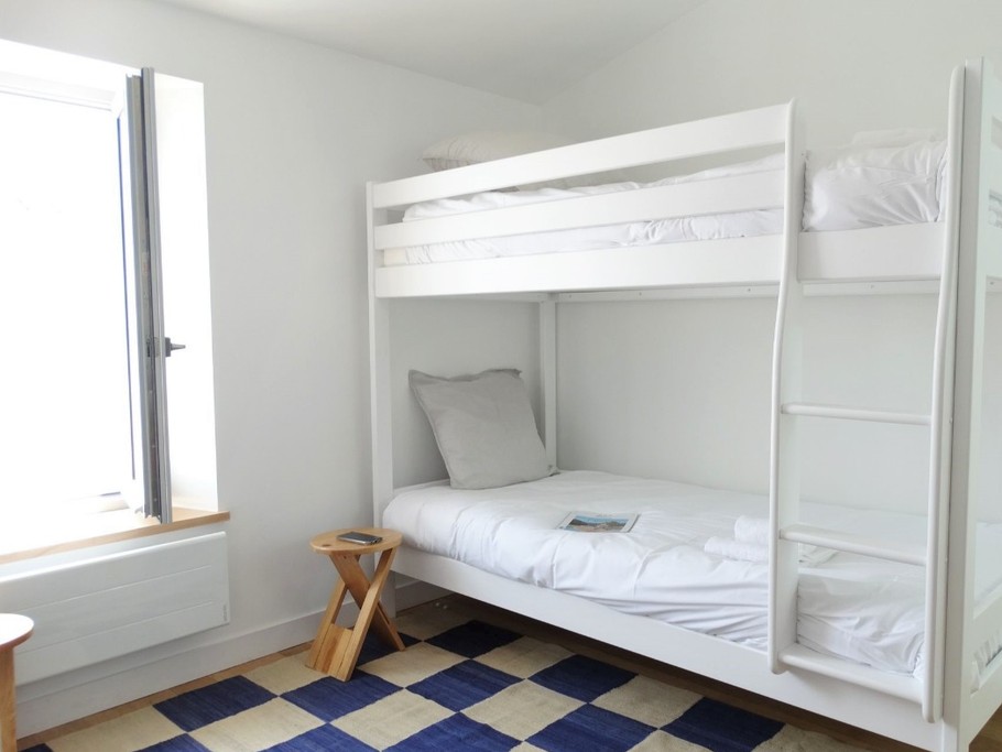 Coin nuit à l'étage avec 4 lits superposés