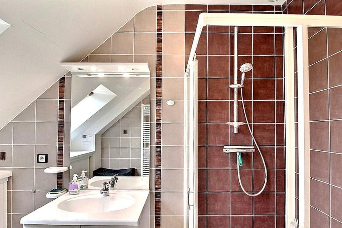 Salle d'eau palier étage : commune chambre Rose et Chambre Bleu-canard