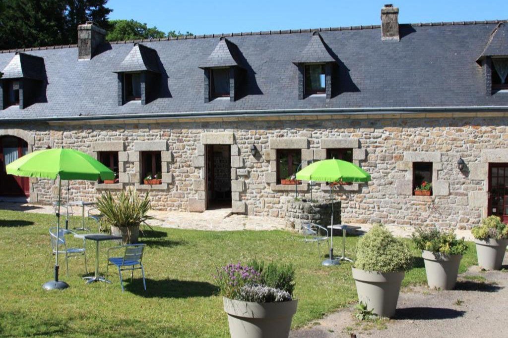 Maison principale ou se situe un gite et des chambres, jardin en commun pour l'ensemble des locations ainsi que barbecue et buanderie commune