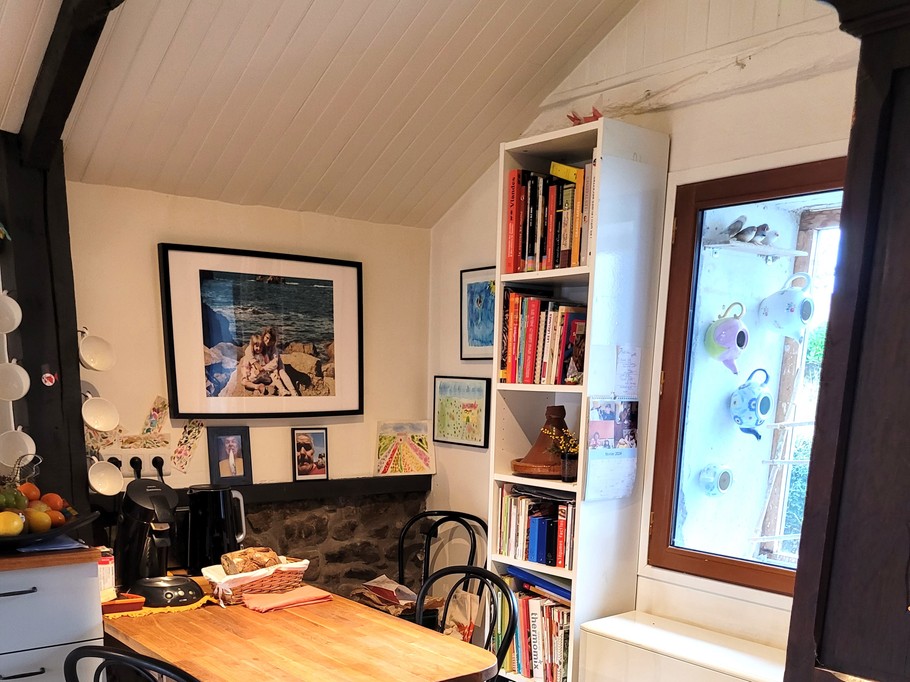 Cuisine où vous pourrez discuter avec Evelyne au fourneau pour le petit déjeuner ou la table d'hôtes, stocker quelques réserves au réfrigérateur, vous faire réchauffer un repas, etc.