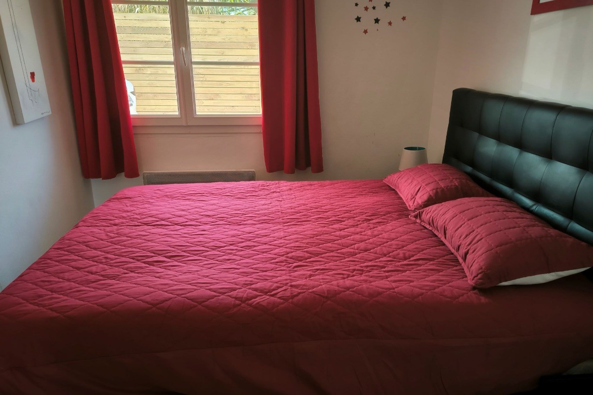 2e chambre avec une literie confortable à LA VAGUE OCEANE OLERONAISE