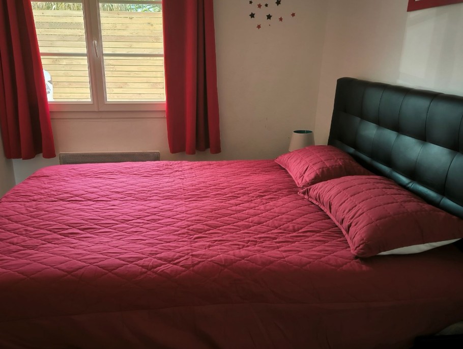 2e chambre avec une literie confortable à LA VAGUE OCEANE OLERONAISE