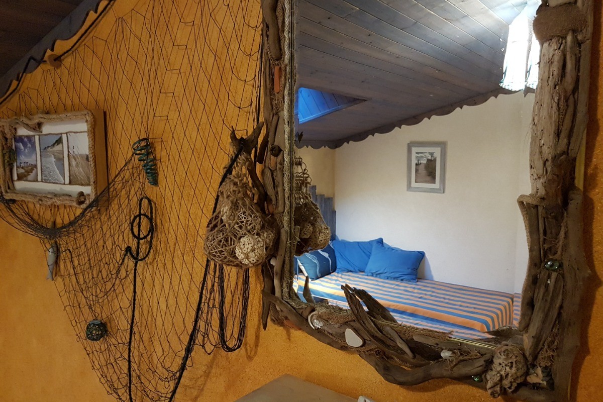 Chambre indépendante et de plain pied pour 2 personnes (2 lits 90 cm) avec rangements, et salle d'eau communicante.