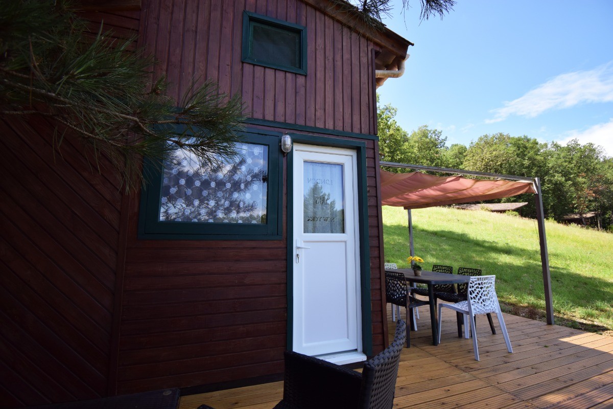 Vue entrée chalet et terrasse