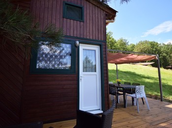 Vue entrée chalet et terrasse