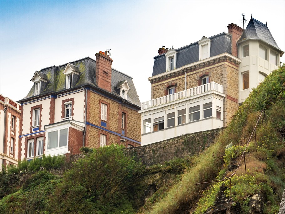 Villas d'époque à Dinard, visibles depuis le sentier des douaniers