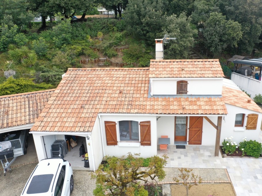 VUE DE FACE COTE PLACE