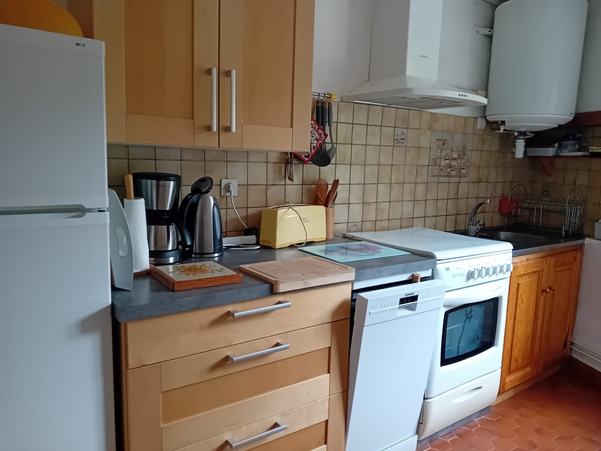 Location de vacances à Saint-Chély-du-Tarn, gîte de charme alliant authenticité, confort moderne, Wi-Fi et environnement préservé.  Titres SEO courts pour les photos