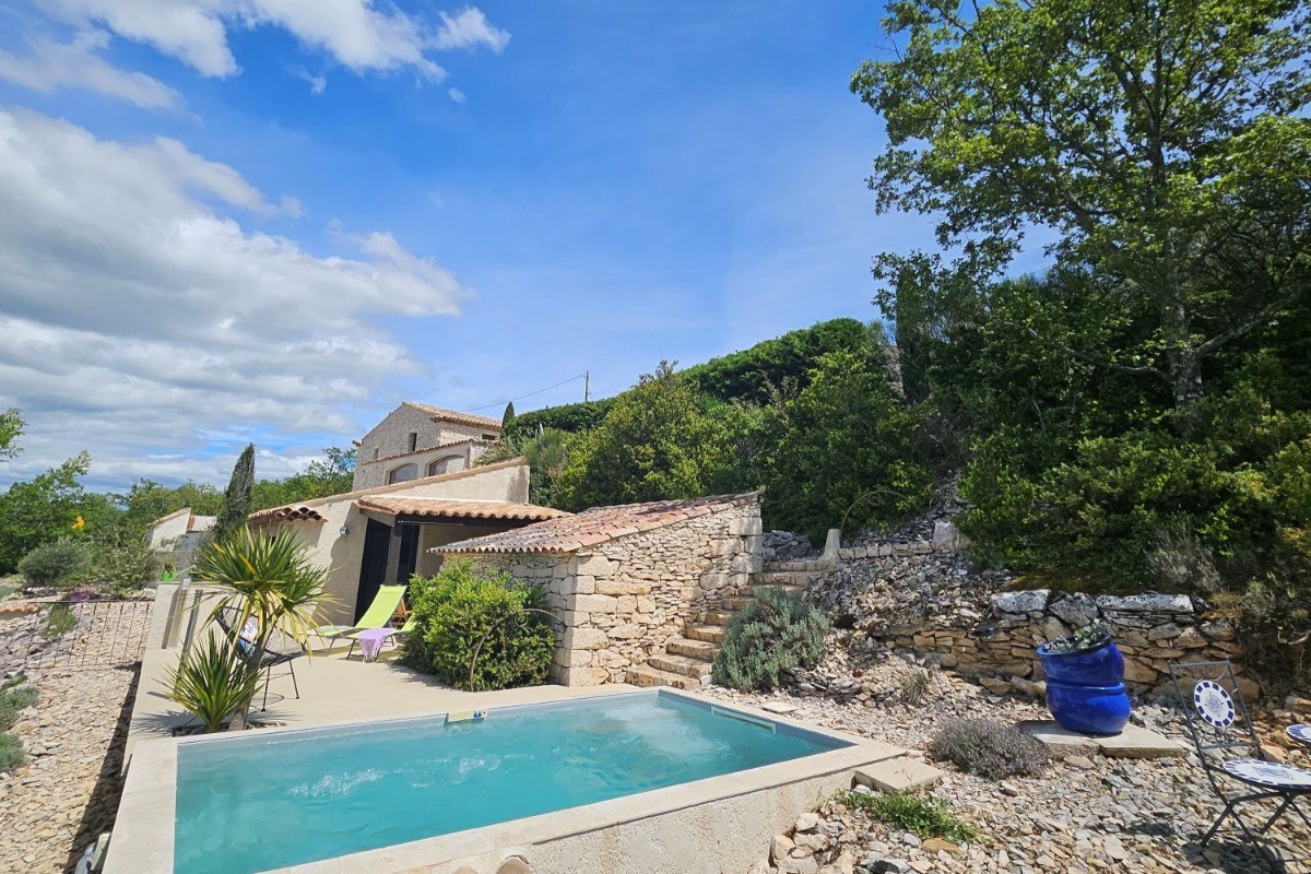 Les extérieurs avec accès escalier en pierre, Gîte le Larès, Domaine la Melette