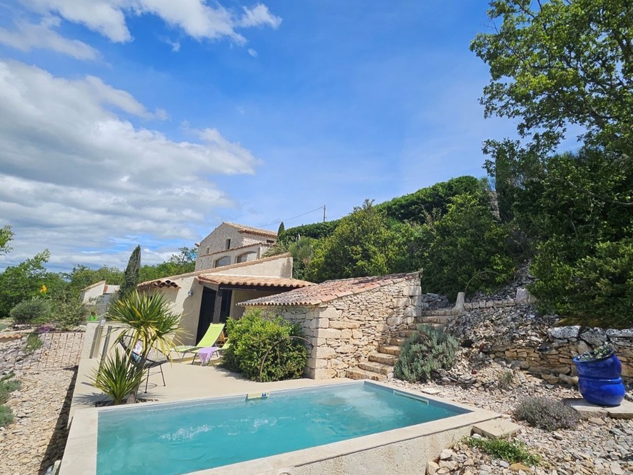 Les extérieurs avec accès escalier en pierre, Gîte le Larès, Domaine la Melette