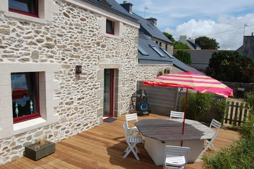 Extérieur de la maison avec terrasse plein sud