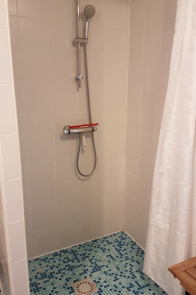 Douche de plain pied et grande dimension dans la salle d'eau au RDC