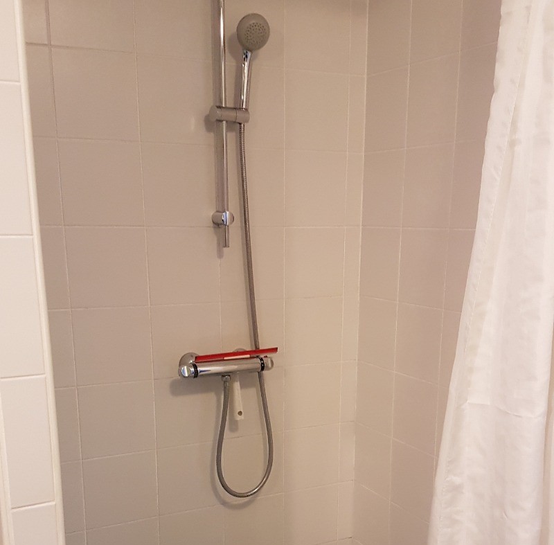 Douche de plain pied et grande dimension dans la salle d'eau au RDC