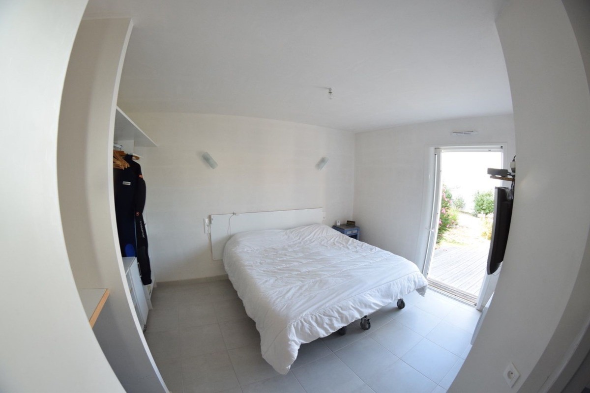 1 chambre au rez de chaussée accès direct au jardin