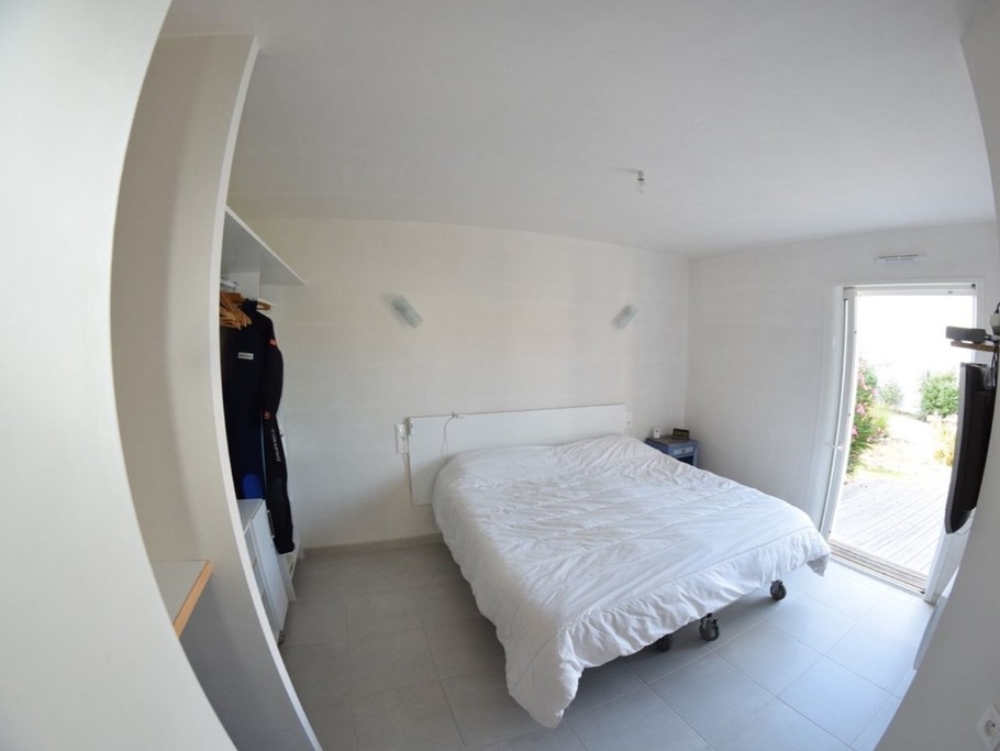 1 chambre au rez de chaussée accès direct au jardin