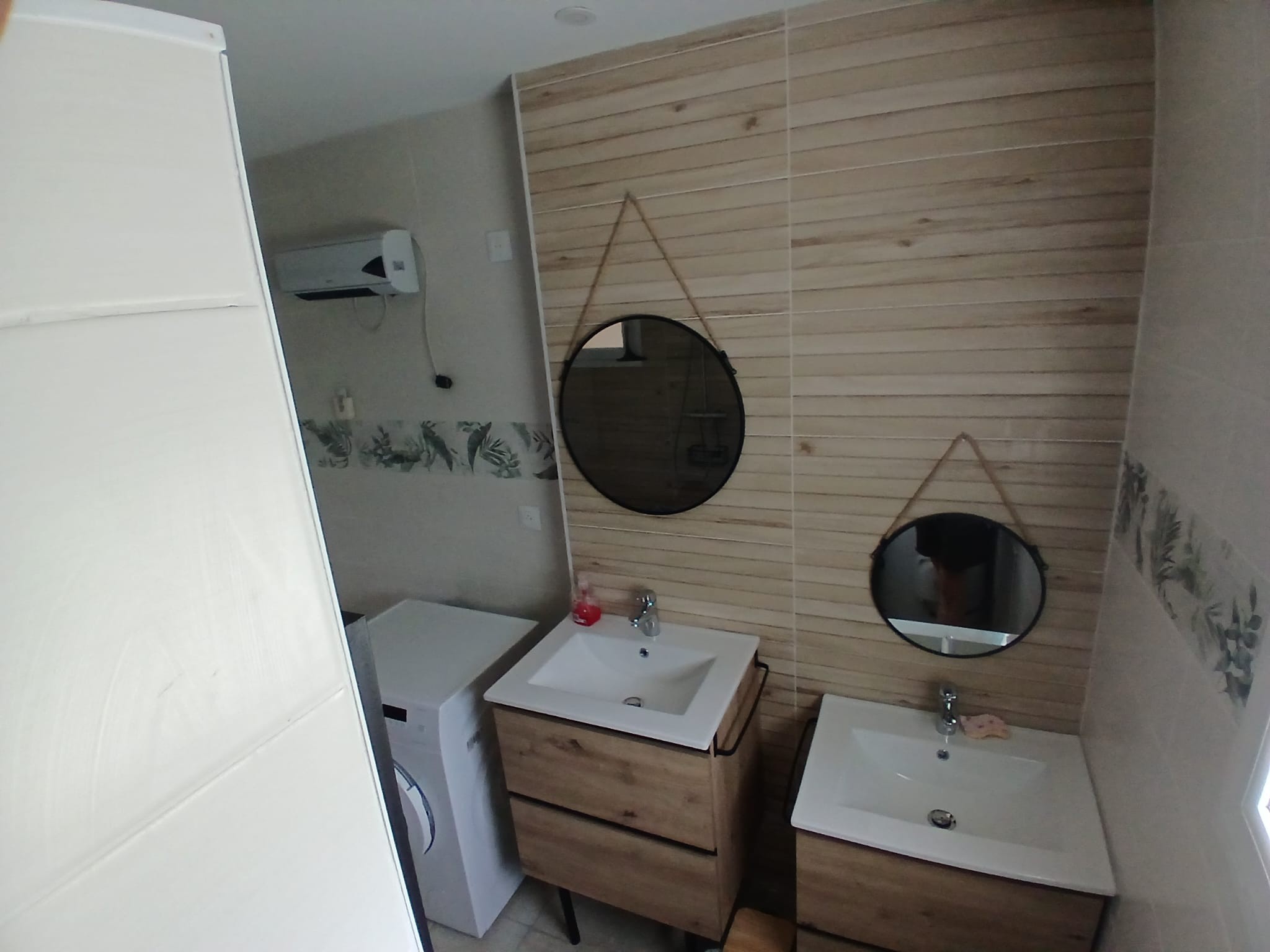 Salle de bain spacieuse - Gîte Le Jardin d'André